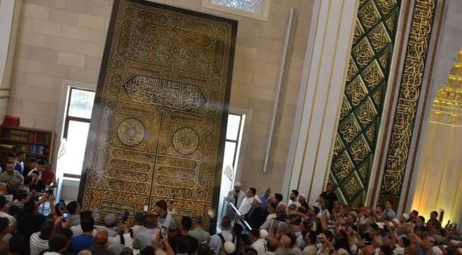 KABE’NİN KAPI ÖRTÜSÜ MİLLET CAMİ VE KÜLLİYESİ’NDE SERGİLENİYOR
