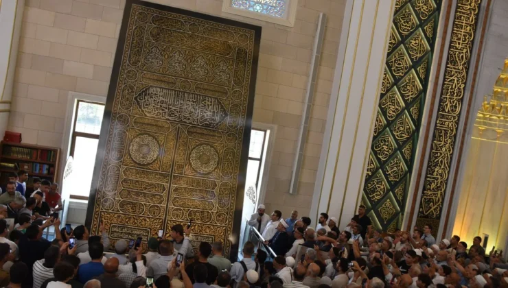 KABE’NİN KAPI ÖRTÜSÜ MİLLET CAMİ VE KÜLLİYESİ’NDE SERGİLENİYOR