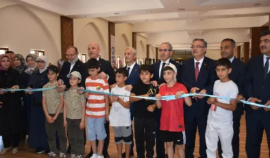 FİLİSTİNLİ ÖĞRENCİLERİN RESİMLERİ, “MİLLET CAMİİNDE” SERGİLENİYOR