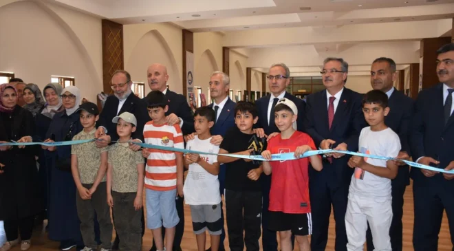 FİLİSTİNLİ ÖĞRENCİLERİN RESİMLERİ, “MİLLET CAMİİNDE” SERGİLENİYOR