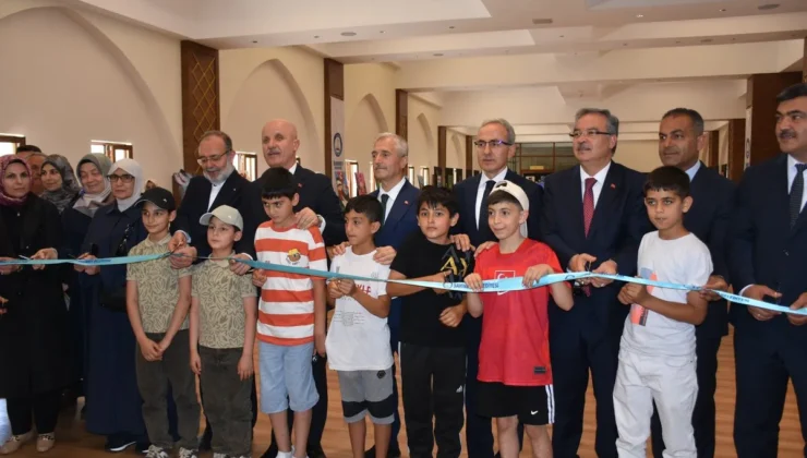 FİLİSTİNLİ ÖĞRENCİLERİN RESİMLERİ, “MİLLET CAMİİNDE” SERGİLENİYOR