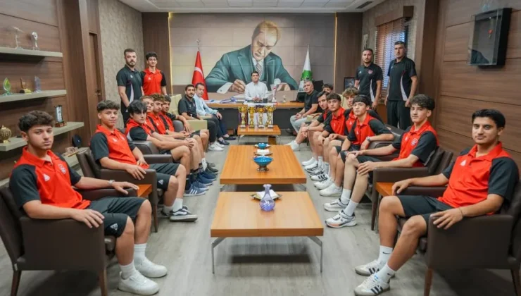 BAŞKAN YILMAZ, ŞAMPİYONLARI AĞIRLADI KIRMIZI SİYAHLILARDA HEDEF TÜRKİYE ŞAMPİYONLUĞU